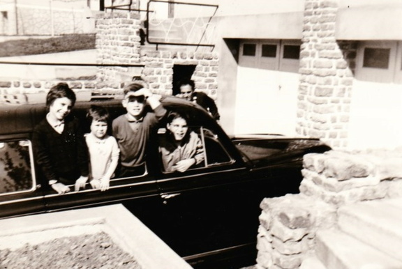 1970 GG et4 enfants 403DevantMaison (Grand)