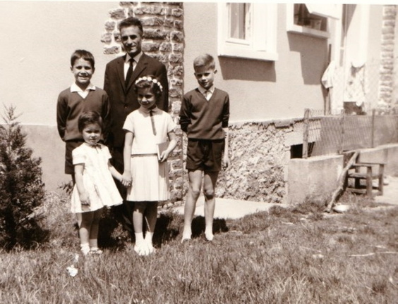 1965 GG 4 enfants devant maison (Grand)